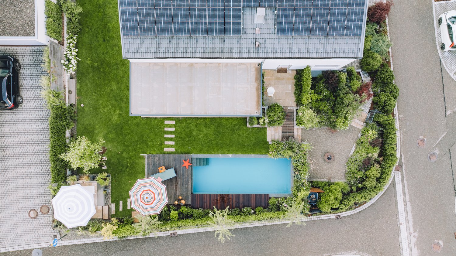 Grundstück mit Naturpool aus Vogelperspektive