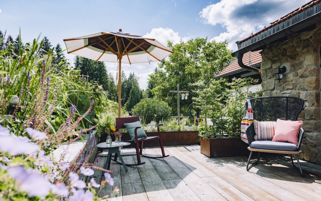 Gestaltete Terrasse am Waldrand