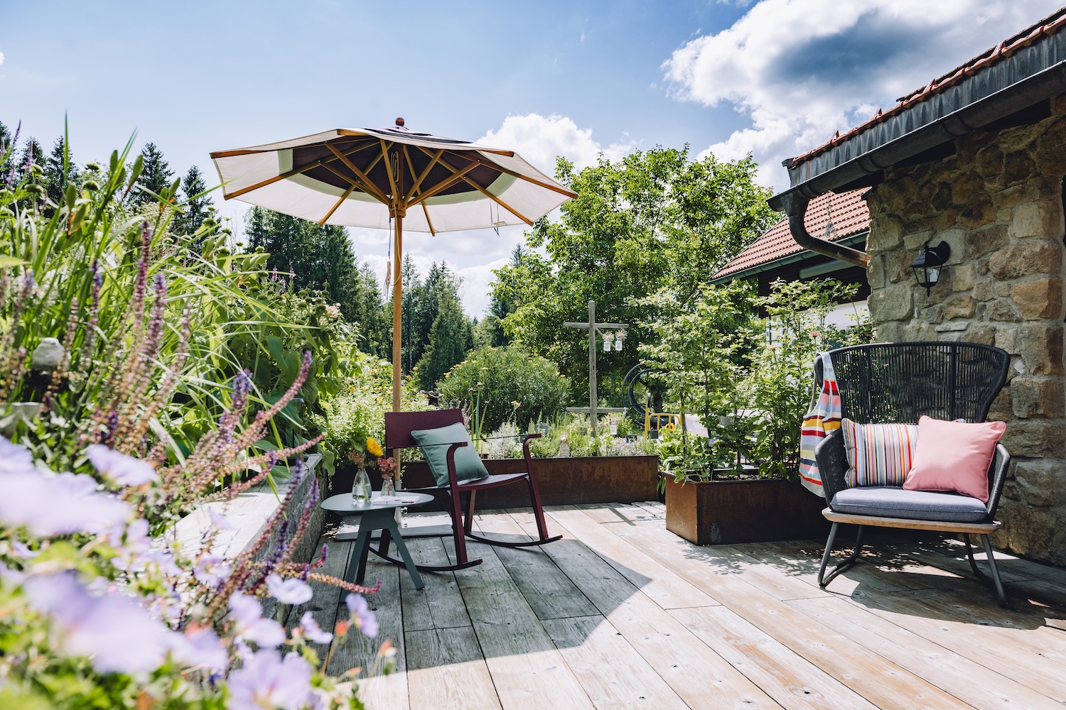 Gestaltete Terrasse am Waldrand
