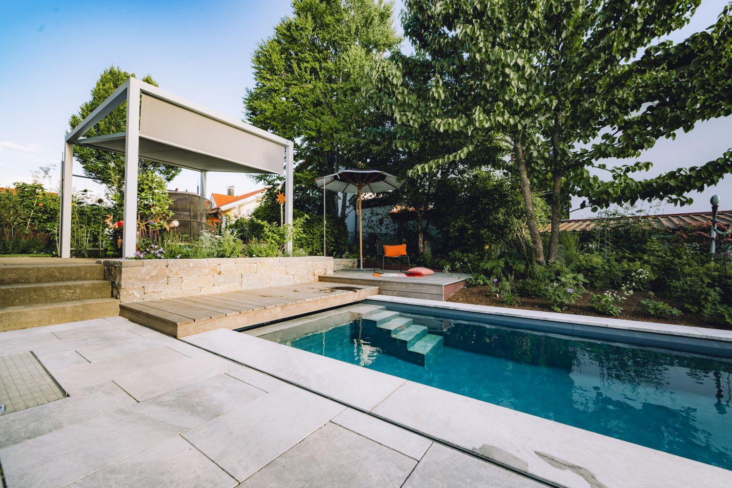 Terrasse mit großem Naturpool