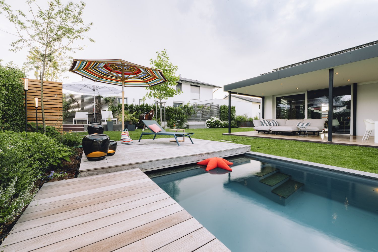 Naturpool in kleinem Garten