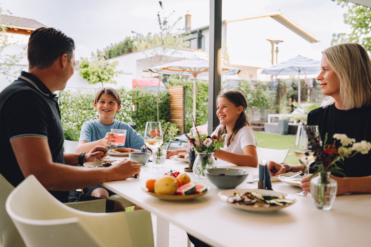 Familie am Esstisch