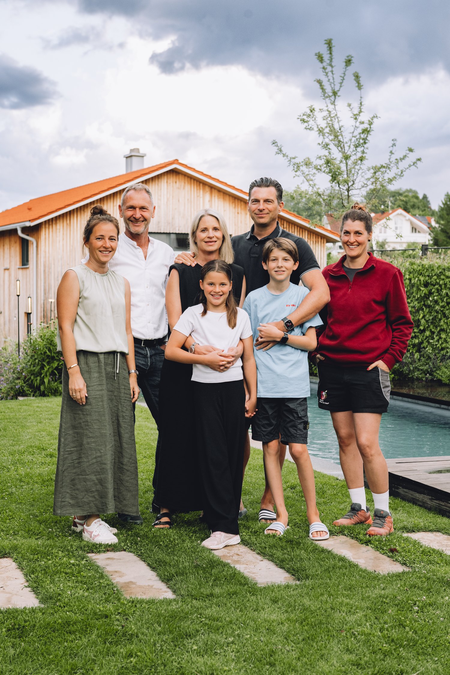 Familie und das Team von Hübner im neuen Garten der Familie