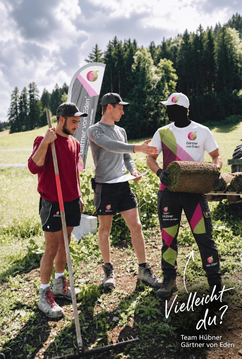 Gartenarbeit im Team Hübner, Ernte und Arbeitseinsatz im Grünen Mann mit Brille und Handschuhen, der ein Werkzeug auf einer Baustelle hält.