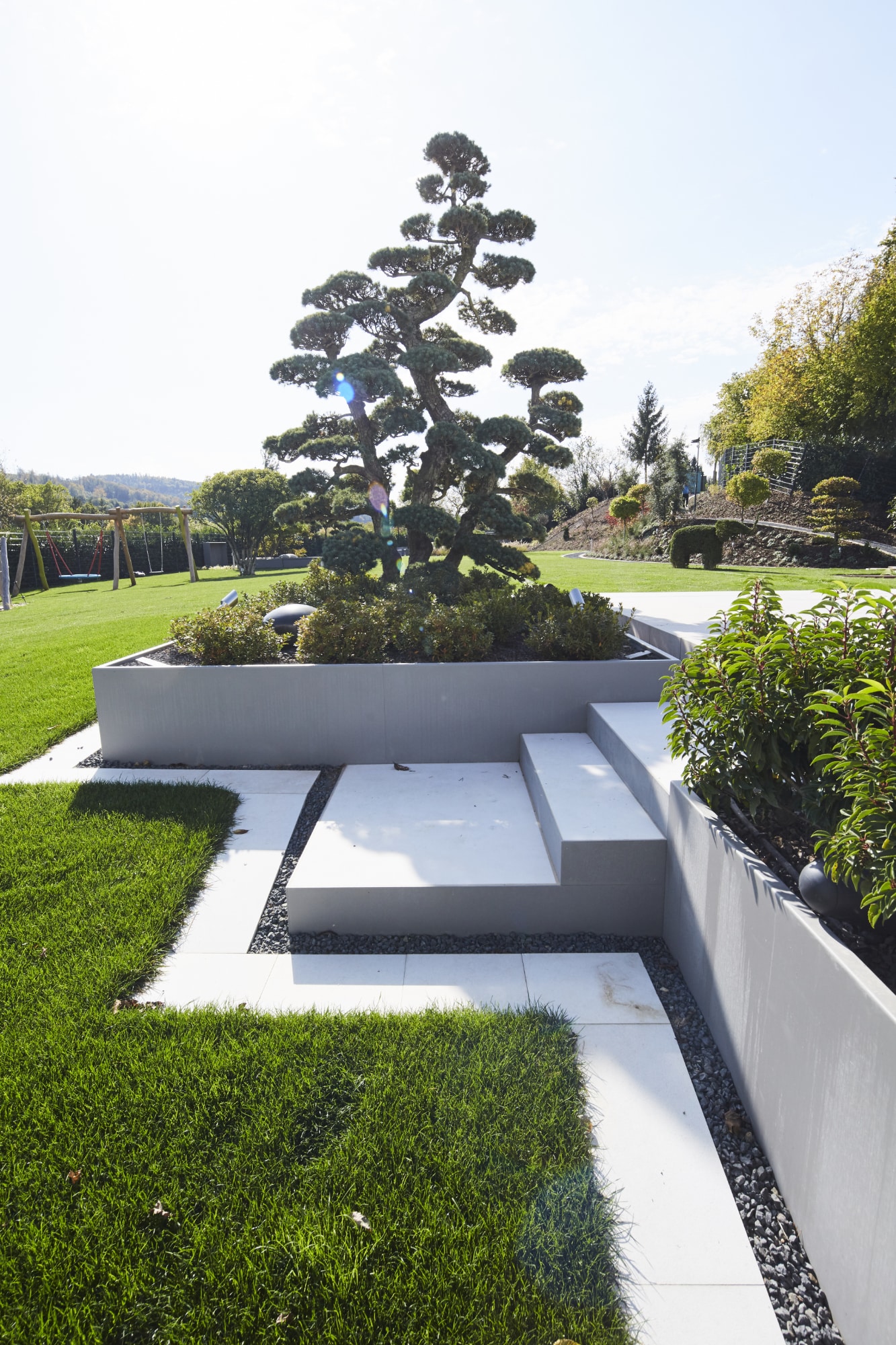 gartensilber_19FAUTZ9015 Schwarzer Lounger Hocker von Weisshäupl auf einem hellen Untergrund.